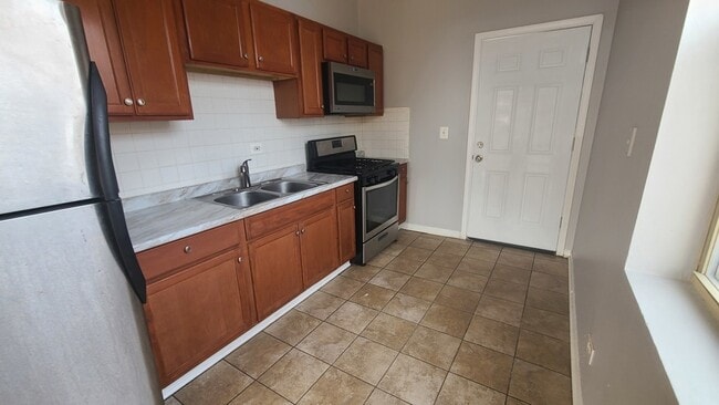 1407 E 69th Pl Unit 2