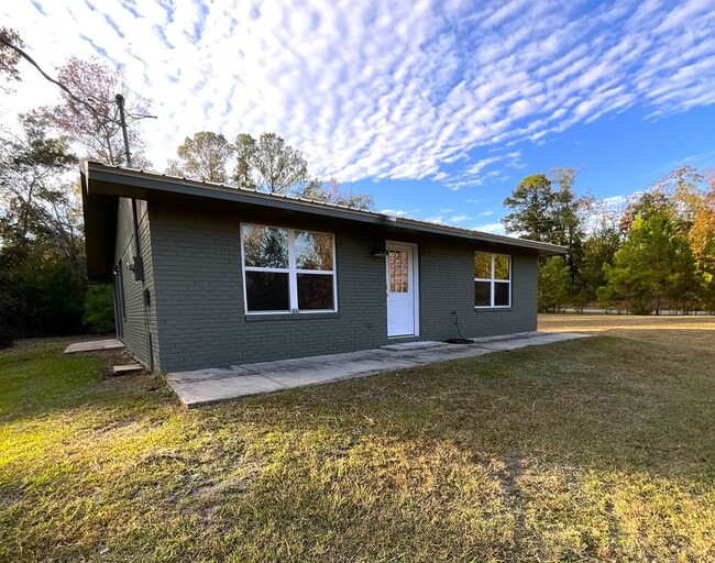 Building Photo - Adorable 2/1 in Great Location with Lawn Maintenance Included