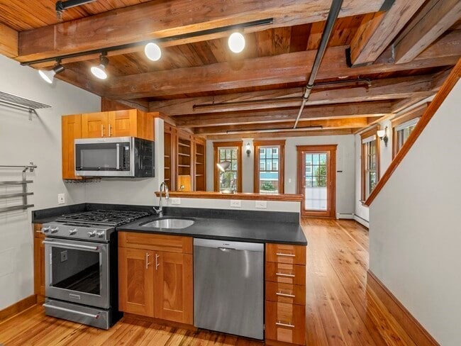 Photo - 253 River St