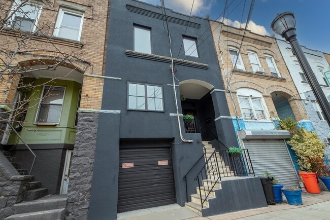 Building Photo - 4525 Brown St Unit 2