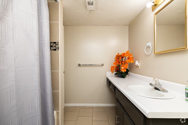 2BR, 1BA - 888SF