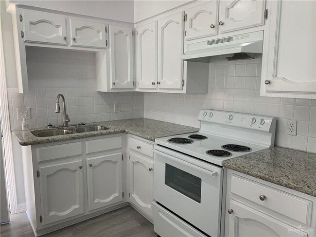 Photo - 10 Jason Ave Unidad 8