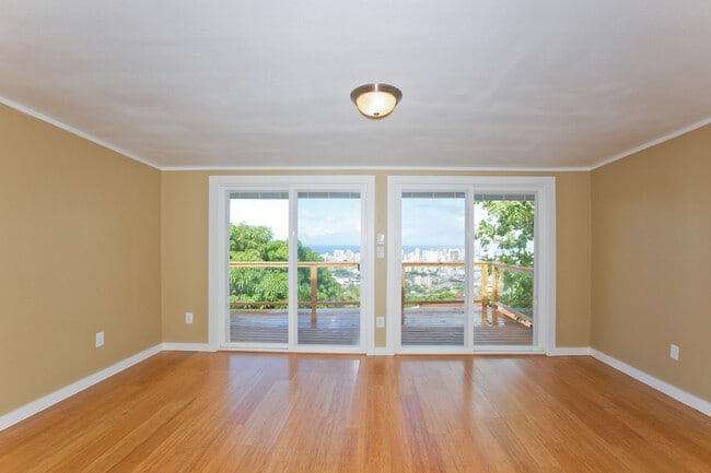 Dining area and entry to large deck - 3043 Alencastre Pl