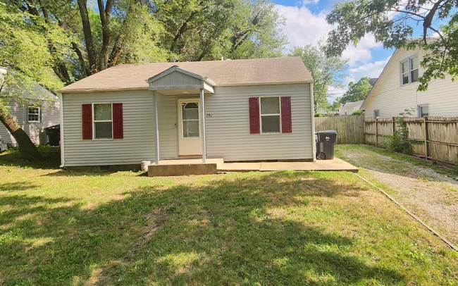 Building Photo - Cute home with amazing natural lighting! Check it out today!