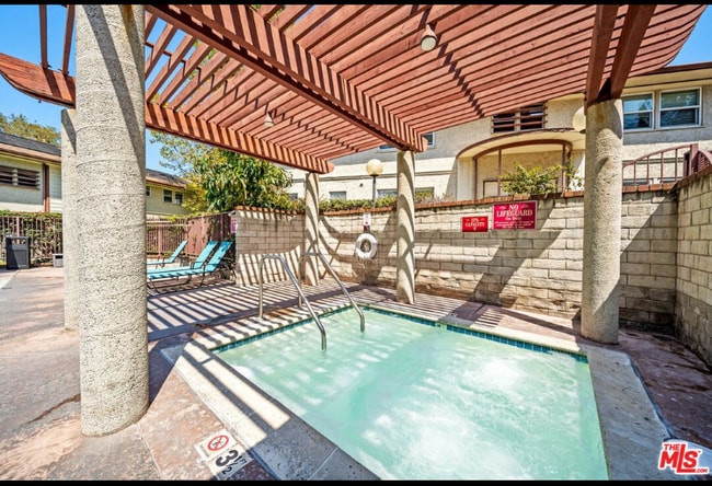 Photo - 5882 Bowcroft St Unidad 3