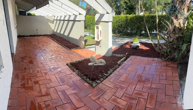 Building Photo - 2902 SW 21st Ter Unit 301C