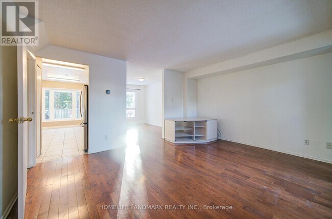 Photo - 29 Moorehouse Dr