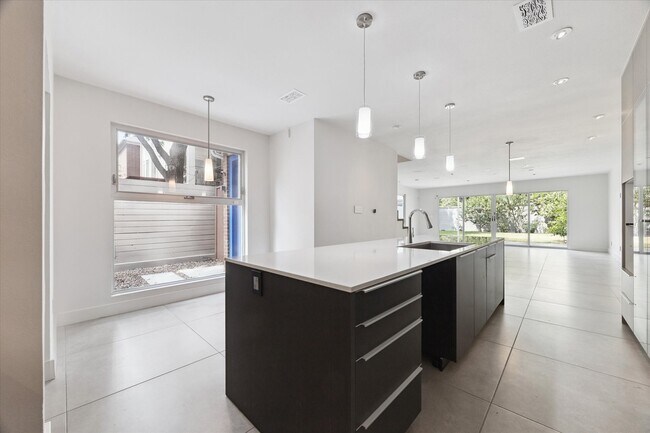 Photo - 1222 Marconi St