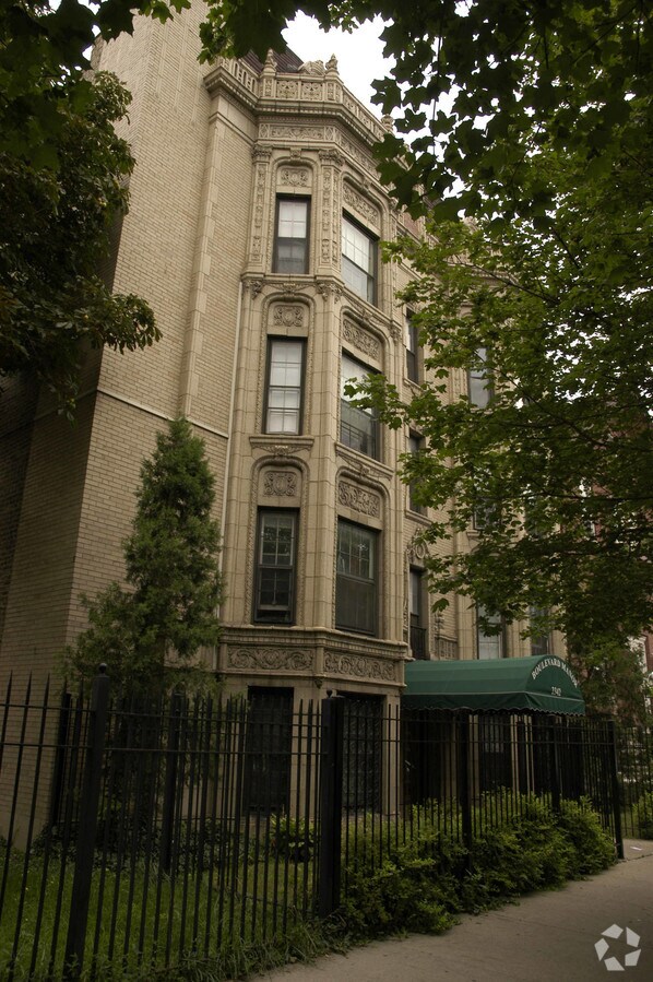 Photo - Boulevard Manor