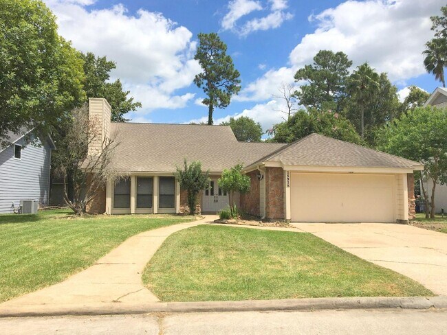Building Photo - 18918 Walden Forest Dr Rental