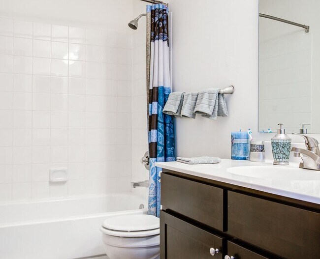 Photo - Wood-Burning Fireplace, Amenities Galore, ... Unidad 3-564