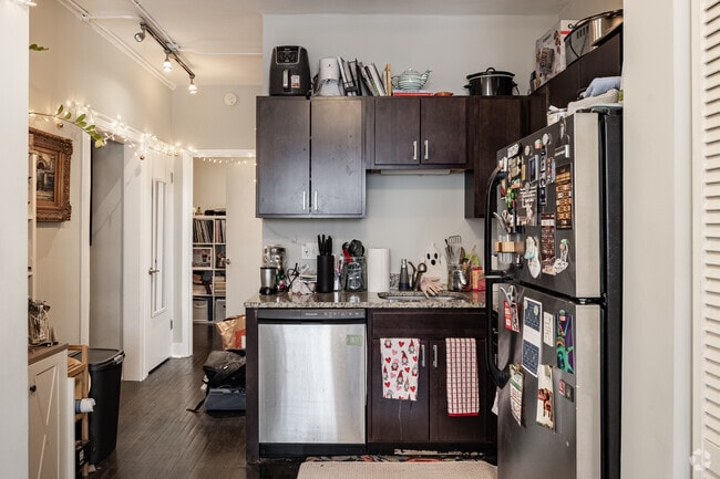 2BR, 1BA - 800SF - Kitchen - 924 W Newport Ave