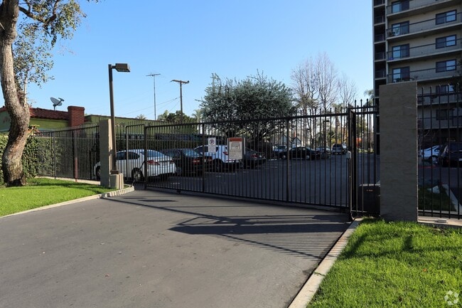 Photo - 1401 N Flower St