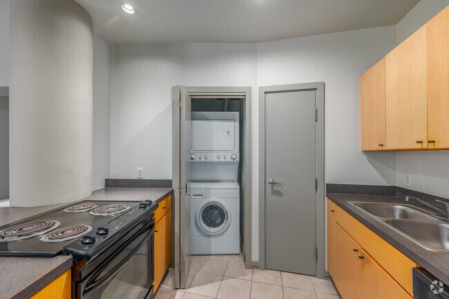 2BR, 2BA - 1,150SF - Laundry