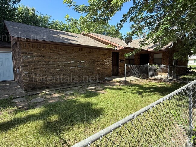 Building Photo - $865 - 2 bedroom/ 1 bathroom - Duplex Unit 1405 Rental