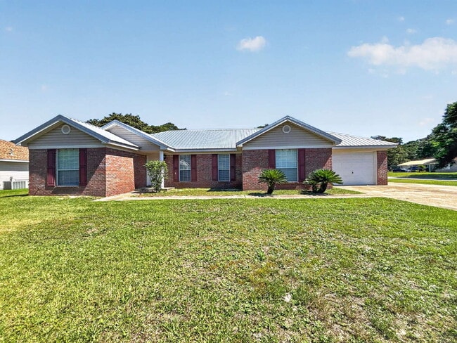 Building Photo - "Charming 3-Bedroom Oasis with 2 Baths in the Heart of Fort Walton Beach!"