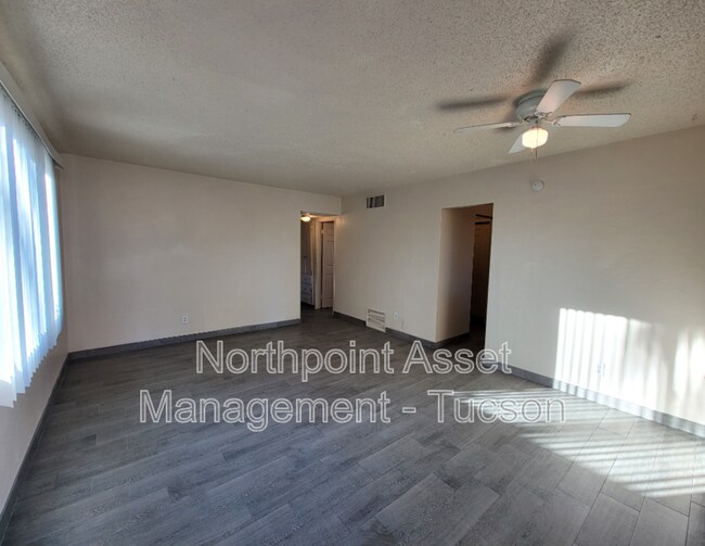 Photo - 4510-4512 E 18th St