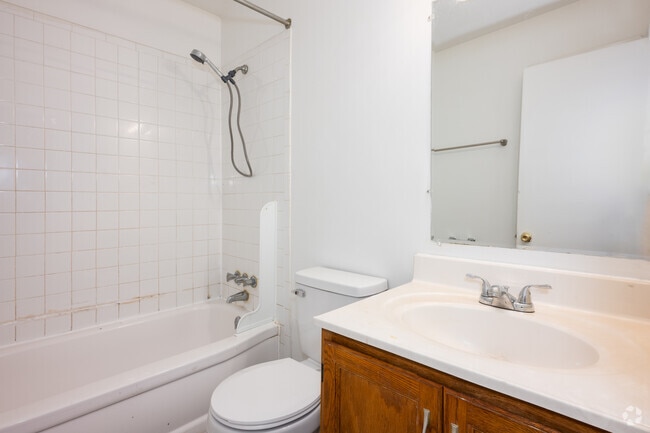 2BR, 1BA - 850SF - Bathroom