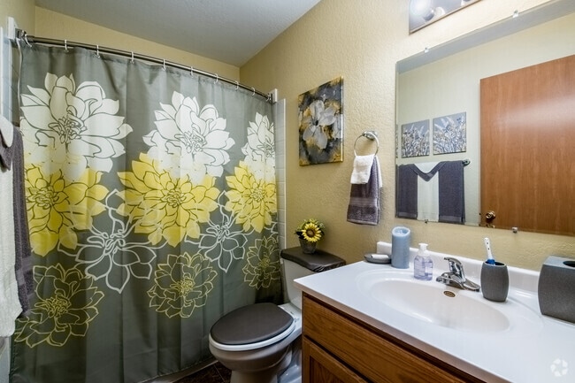 2BR, 1BA - 700SF