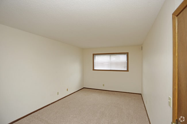 Courtyard Apartments | Bedroom - Overlook on 100