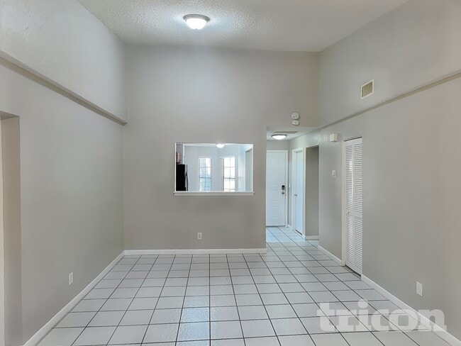 Photo - 835 Stonybrook Cir