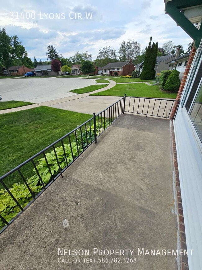 Photo - 31400 Lyons Cir W