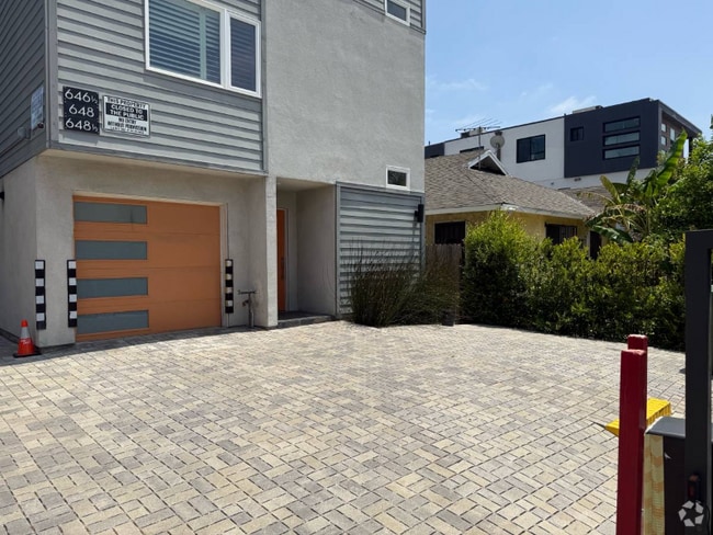 Building Photo - 646 Serrano Ave Rental