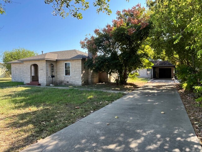 Photo - HOUSE AND BACK APARTMENT ON LARGE LOT!!