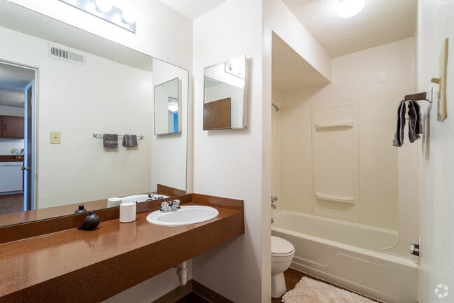 1BR, 1BA - 700 SF