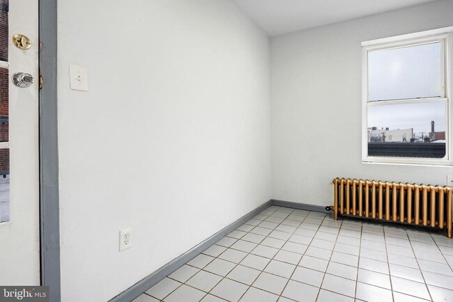 Building Photo - 1327 Snyder Ave Unit 2F