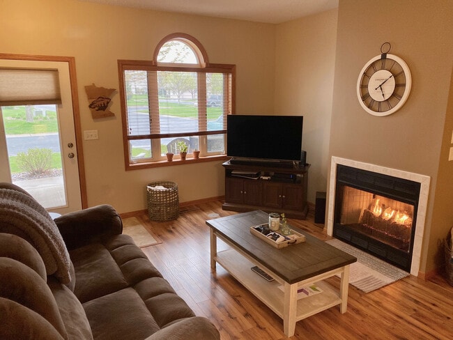 Photo - 1114 Crystal Pl W