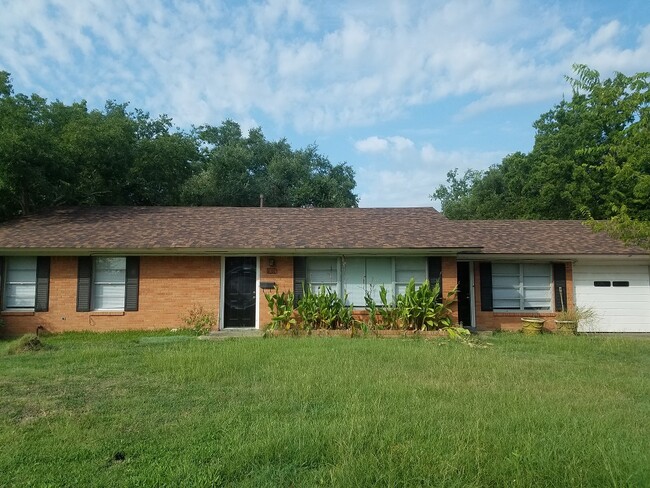 Building Photo - 1010 Dexter Dr S