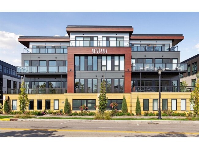 Building Photo - 253 Lake St E Unit 206