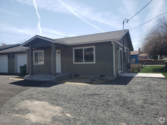 Building Photo - 1541 Derby St Unit #1 Rental