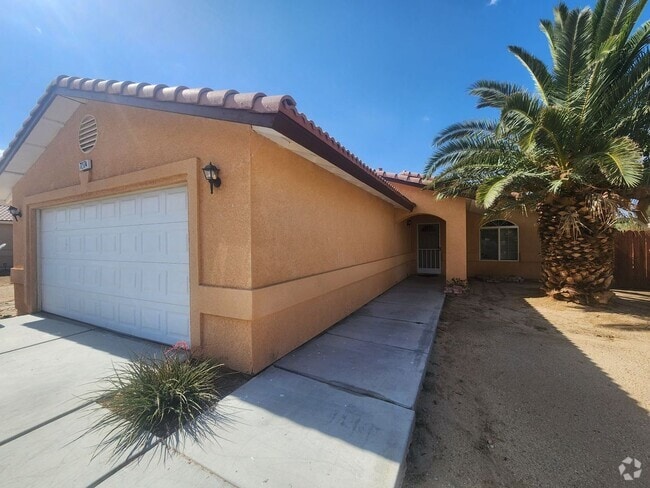 Building Photo - COMING SOON 3 BEDROOM 2 BATH Rental