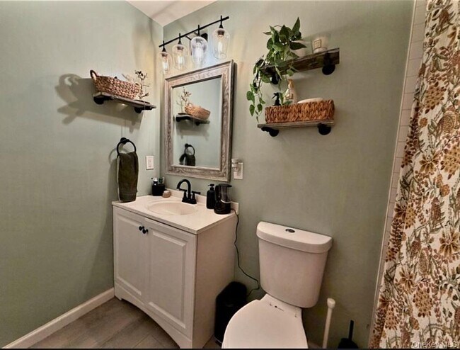 Photo - 409 Rakov Rd