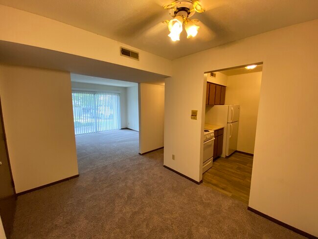 Jewel 1 Bed - Dining Area - Versailles Apartments