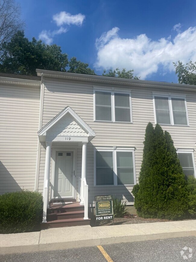 Building Photo - 2 BR 2.5 Bath Townhome