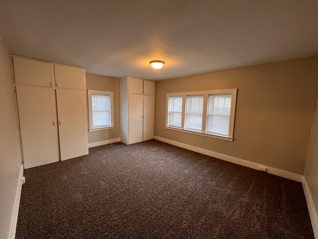 Photo - 810 Leonard St NE Unidad 2