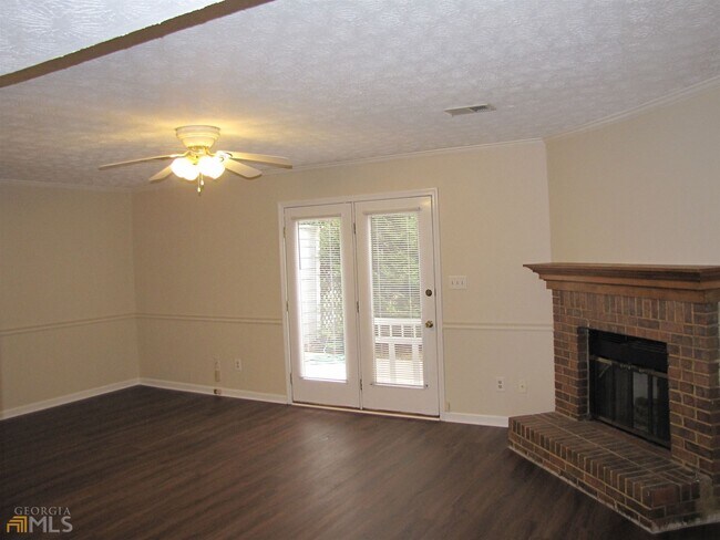 Photo - 445 Williamsburg Way