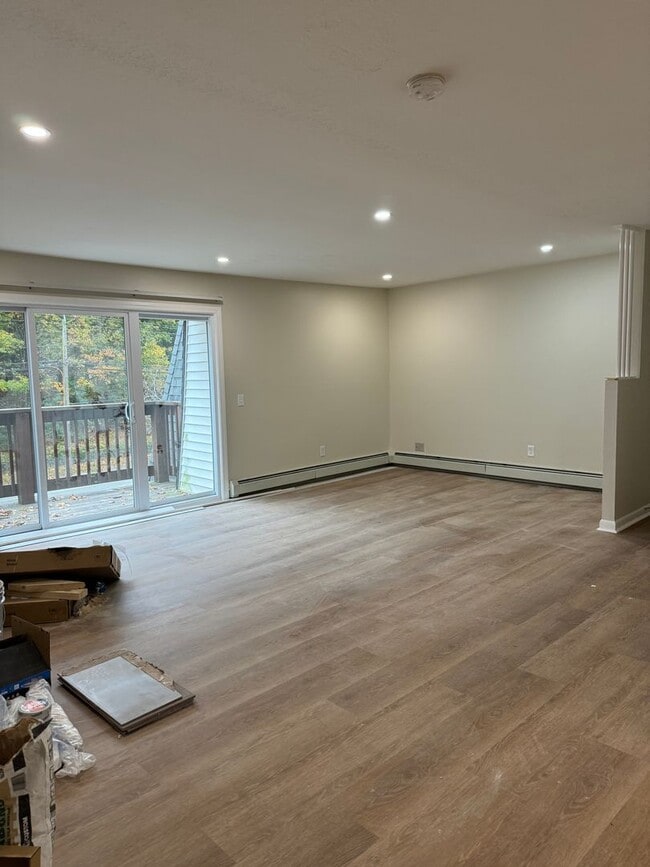 Building Photo - Spacious 1 Bed - 1 Bath Apartment in Cranston Unit 433 Oaklawn Ave 322