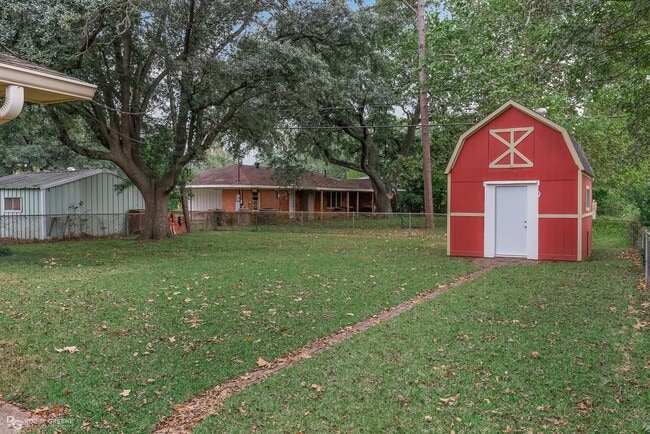 2424 Douglas Dr
