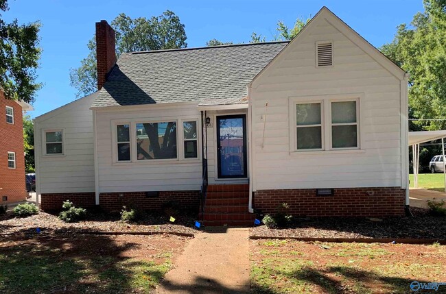 Photo - 301 Longwood Dr SW