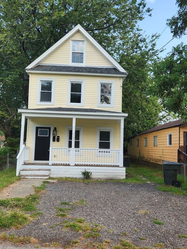 Building Photo - HAMPTON DUPLEX FOR RENT! Rental