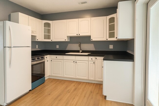 Photo - 1008 39th St W