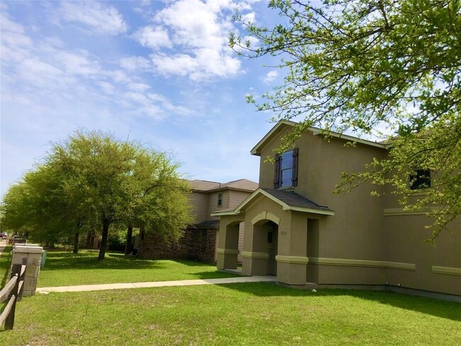 Building Photo - 5211 Viewpoint Dr