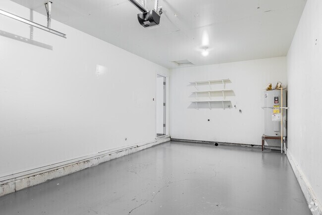 2BR, 1BA - 900SF