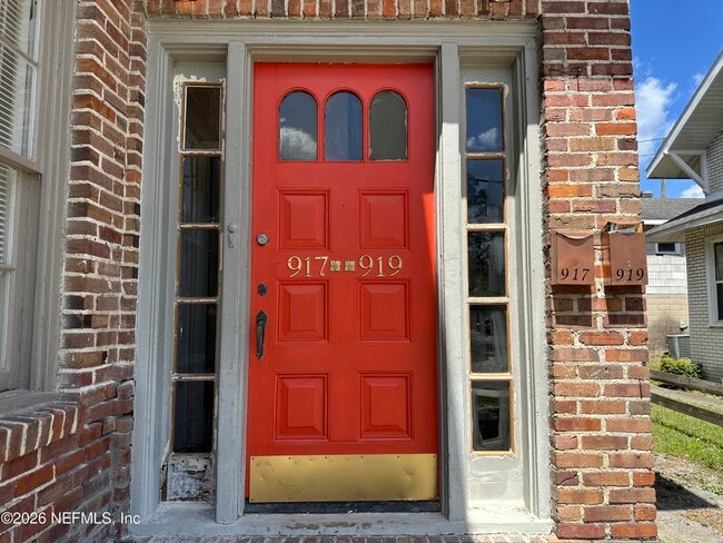 Photo - 917 Lasalle St