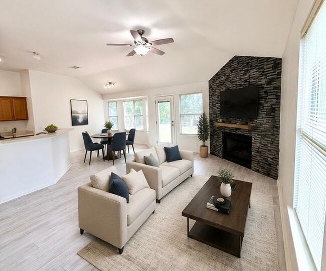 Photo - 206 Sunshadow Dr
