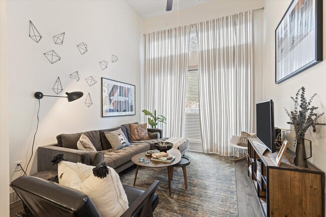 1BD, 1BA - 699SF - Living Room - The Lookout